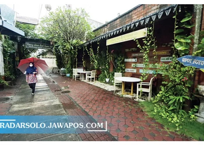 Kawasan Kampung Batik Kauman tempat UMKM kuliner menjalankan roda bisnis dari produk selain batik.