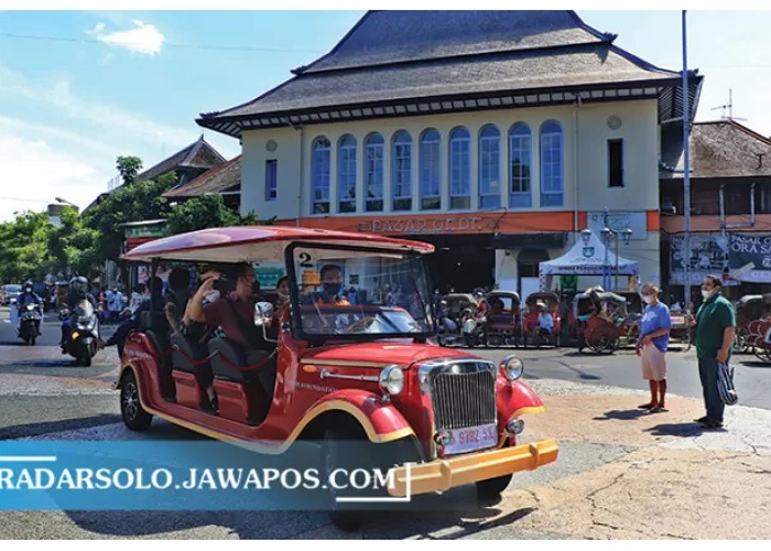 Mobil listrik wisata saat melintas di depan Pasar Gede, Solo.