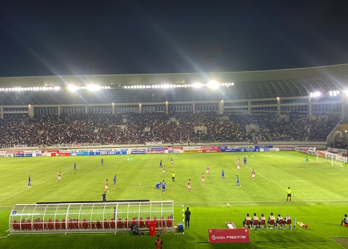 Persis Solo unggul dua gol atas PSIS Semarang di babak pertama laga derby Jateng di Stadion Manahan, Sabtu (16/9) malam.