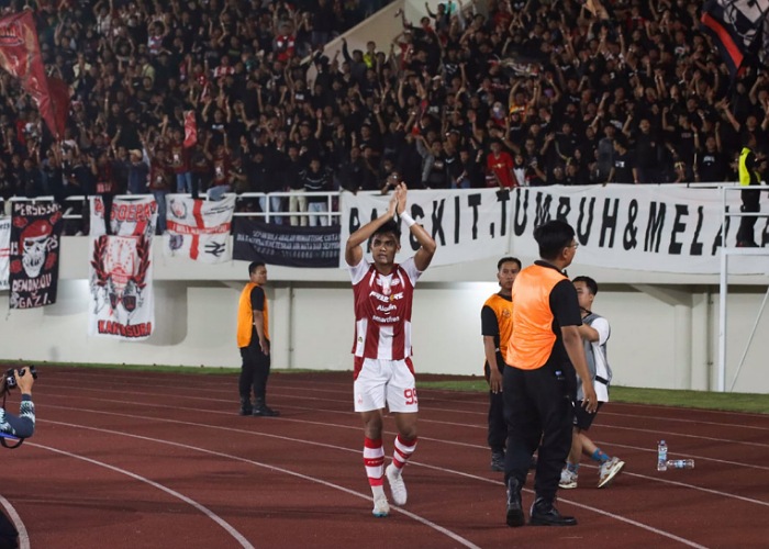 Striker Persis Solo Ramadhan Sananta menghadap suporter usai mencetak gol ke gawang PSIS Semarang dalam laga derby Jateng di Stadion Manahan, Sabtu (16/9) malam.