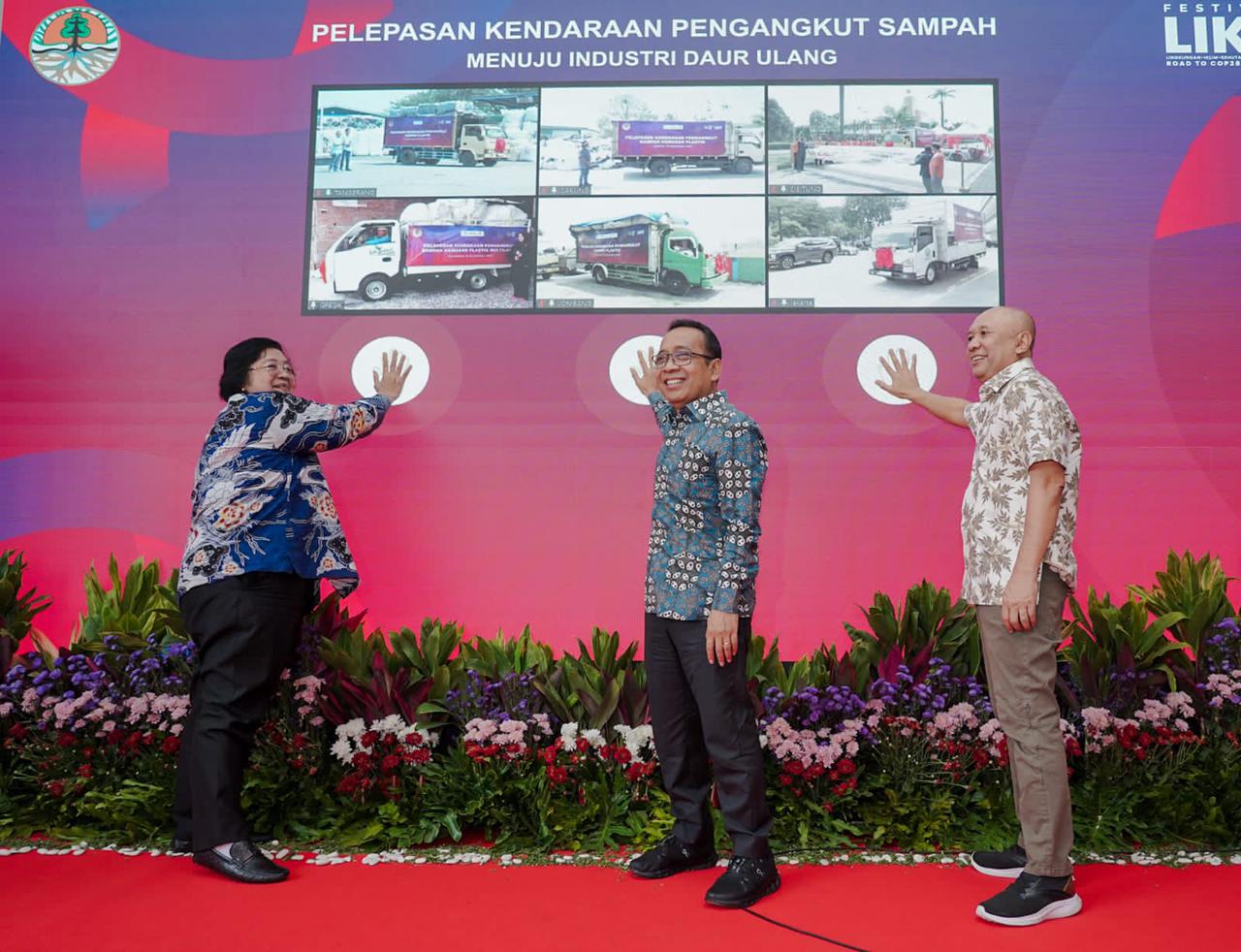 Menteri Lingkungan Hidup dan Kehidupan Siti Nurbaya, Mensesneg Pratikno, Menteri Koperasi dan UKM Teten Masduki meresmikan pengajuan izin SPKLU berbasis online.