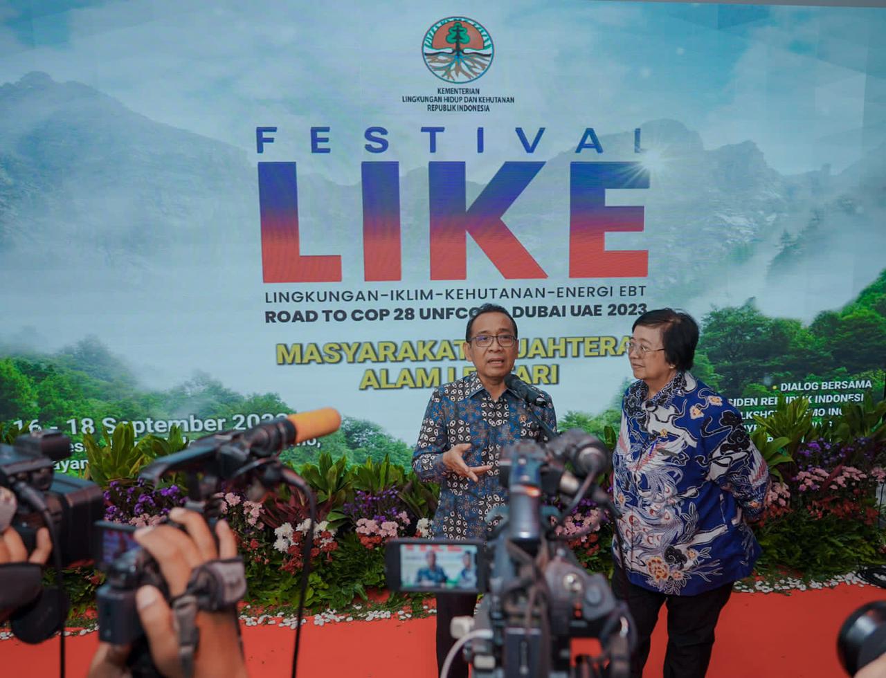 Menteri Lingkungan Hidup dan Kehidupan Siti Nurbaya (kanan), Mensesneg Pratikno (kiri)  memberikan keterangan dalam acara peresmian pengajuan izin SPKLU berbasis online.