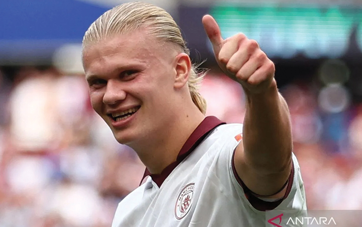 Pesepak bola Manchester City Erling Haaland merayakan golnya ke gawang West Ham United dalam laga Liga Inggris di London Stadium, Sabtu (16/9). City menang 3-1 dan memuncaki klasemen.