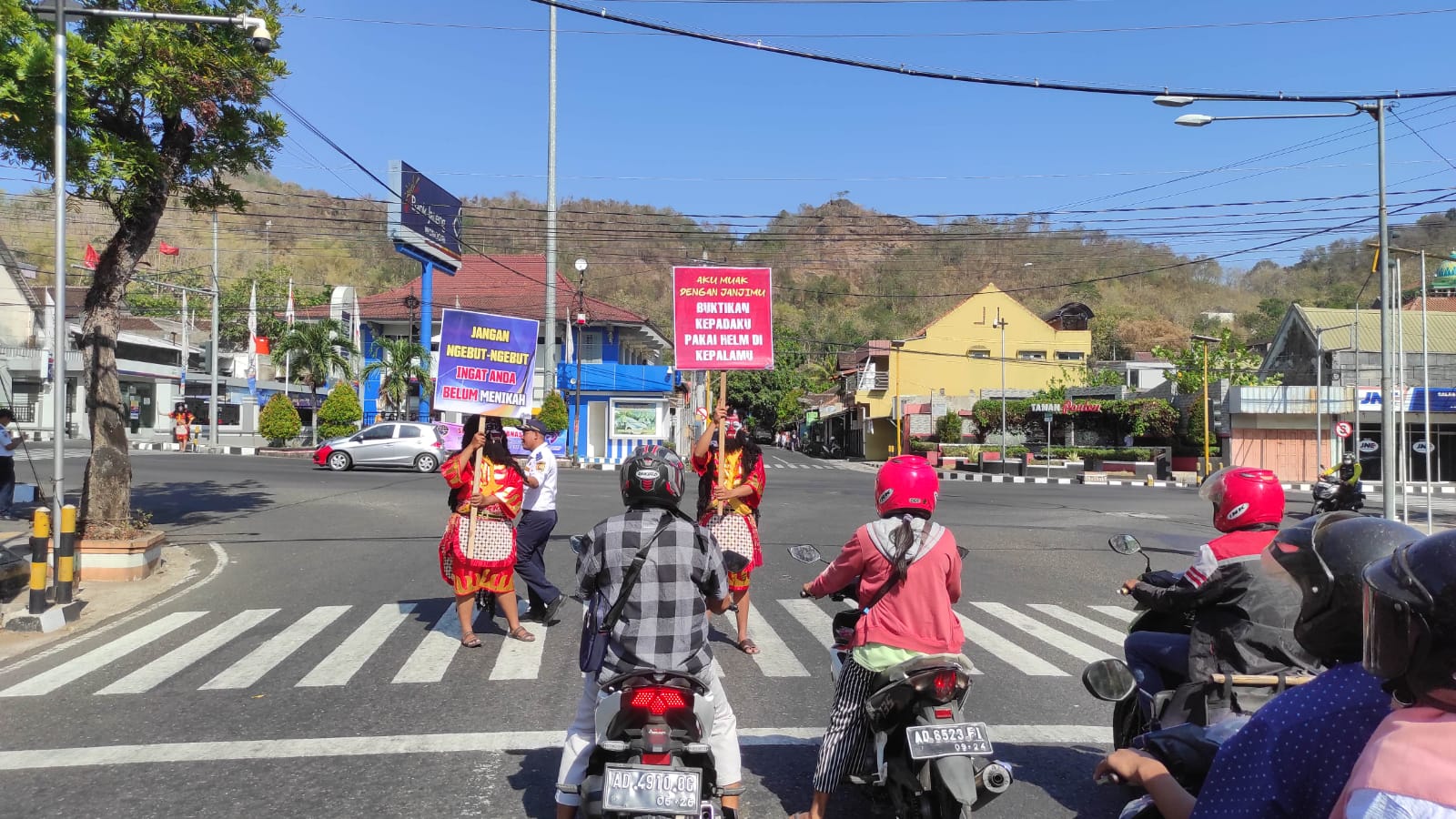 Petugas Dishub Wonohiri mengenakan kostum wayang memberikan edukasi keselamatan lalu lintas di simpang empat Ponten Kecamatan Wonogiri Kota, Selasa (19/9/2023). (IWAN ADI LUHUNG/RADAR SOLO)