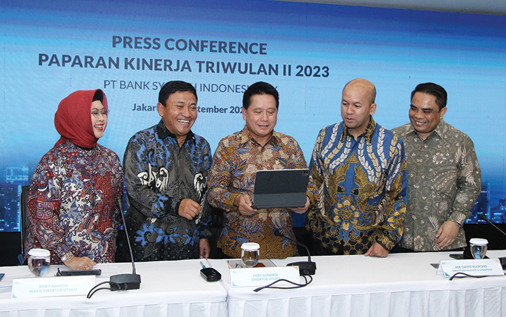 Jajaran pimpinan Bank Syariah Indonesia (BSI) tengah berbincang saat memaparkan kinerja BSI di kuartal II/2023 di Jakarta, Selasa (19/9).