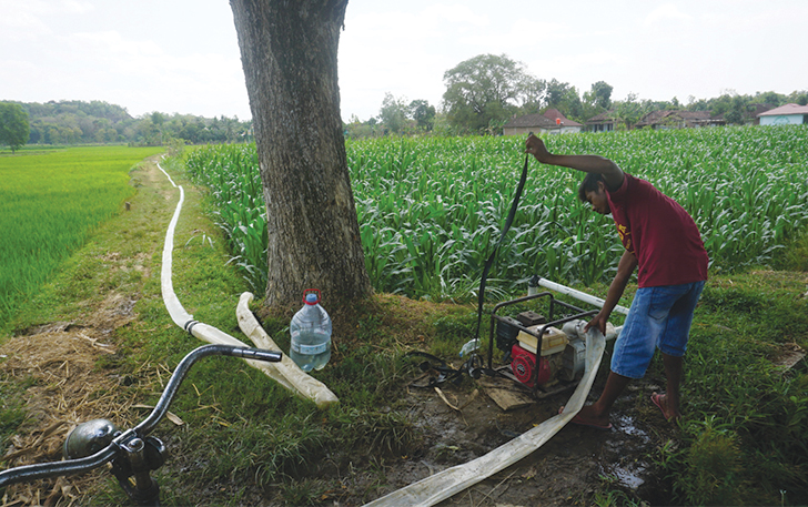 PENGAIRAN: Petani di Desa Tawangrejo, Kecamatan Bayat sedang menyalakan pompa air untuk menyedot sumur dalam guna mengaliri lahan persawahannya beberapa waktu lalu.