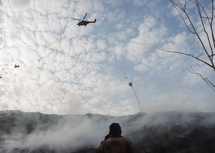 Helikopter jenis Super Puma menyemprotkan air di titik kebakaran TPA Putri Cempo, Selasa (19/9)