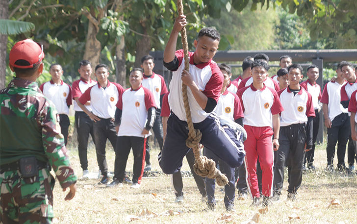 ANTUSIAS: Mahasiswa baru UTP Surakarta mengikuti game halang rintang dalam kegiatan pembinaan karakter dan bela negara di lapangan Dirgantara, Lanud Adi Sumarmo, Kamis (14/9).