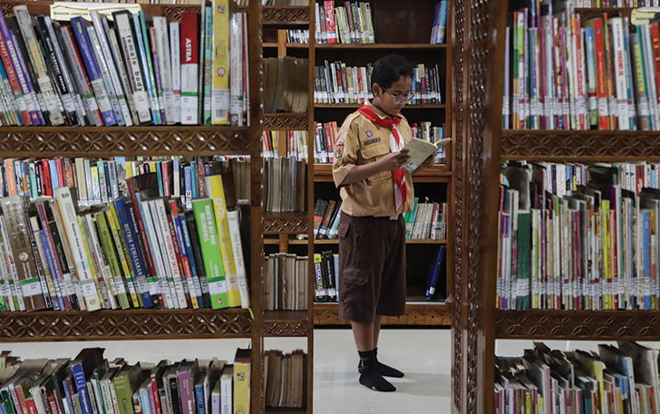 Seorang siswa tengah membaca buku di Perpustakaan Daerah Kota Surakarta, belum lama ini.