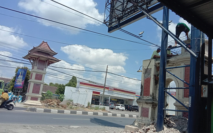 DIGEMPUR: Pekerja merobohkan gapura batas kota di Desa Kertonatan, Kecamatan Kartasura, kemarin (17/9).