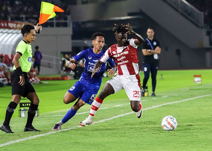 Gelandang Persis Solo Moussa Sidibe bertanding melawan PSIS Semarang di Stadion Manahan (16/9).
