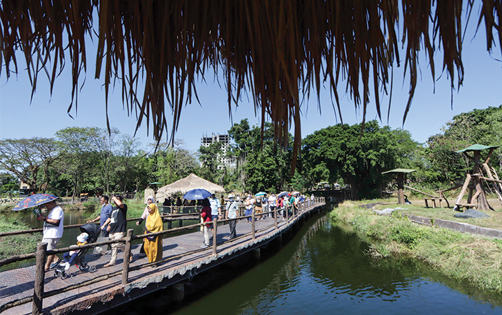 Pengunjung memadati Solo Safari, belum lama ini. Objek wisata di wilayah timur butuh kantong parkir baru.