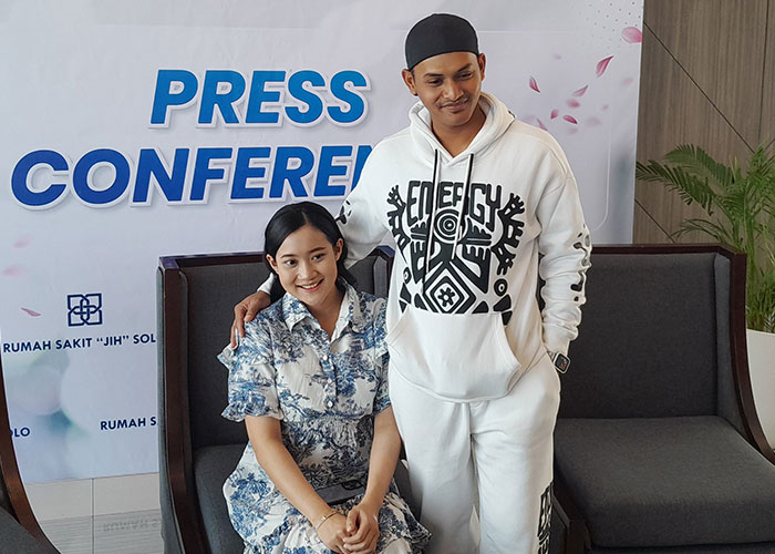 Yenni Inka bersama sang suami, Bripka Khrisna Shakti saat jumpa pers terkait kelahiran putri pertama mereka di RS JIH Solo, Selasa (19/9).