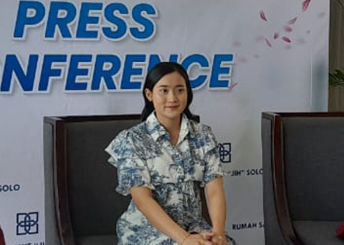 Penyanyi dangdut Yeni Inka usia melahirkan putri pertamanya.
