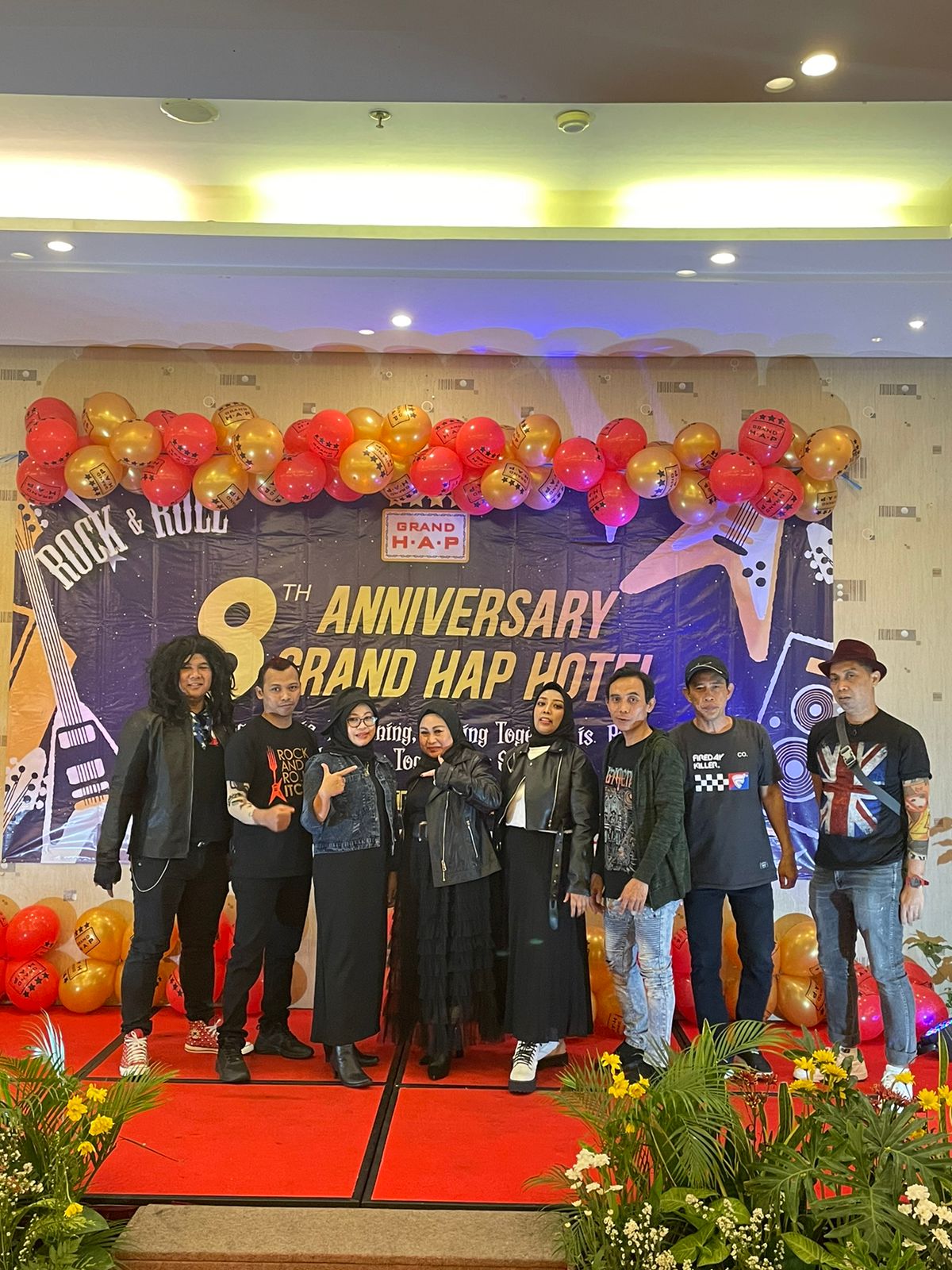 Perayaan ulang tahun ke-8 Grand HAP Hotel yang diikuti seluruh karyawan dan manajemen, Selasa (19/9/2023). (DOK. GRAND HAP HOTEL)