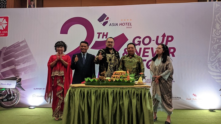 General Manager Hotel Asia Solo Purwanto Yudhonagoro bersama manajemen merayakan 27 tahun hotel setempat menjadi sahabat terbaik para tamu.