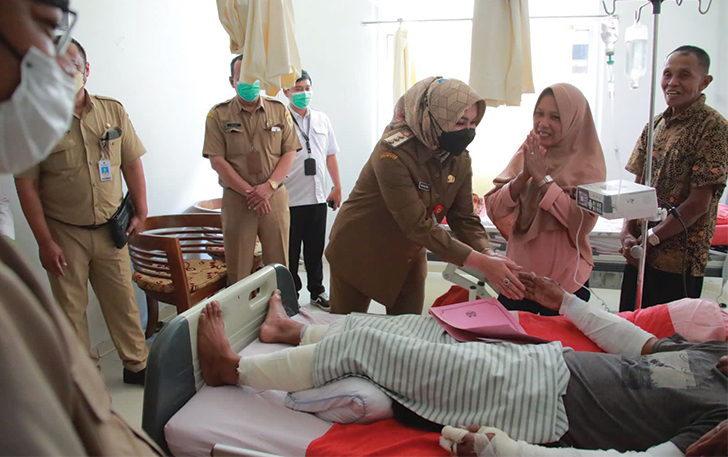 PEDULI KORBAN: Bupati Klaten Sri Mulyani menjenguk kedua relawan di RSUD Bagas Waras Klaten, Senin (18/9)