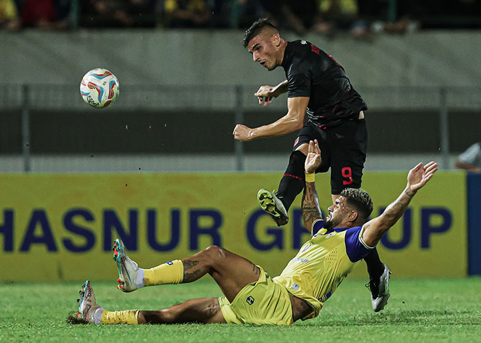 Striker Persis Solo Fernando Rodriguez saat bermain melawan Barito Putera.