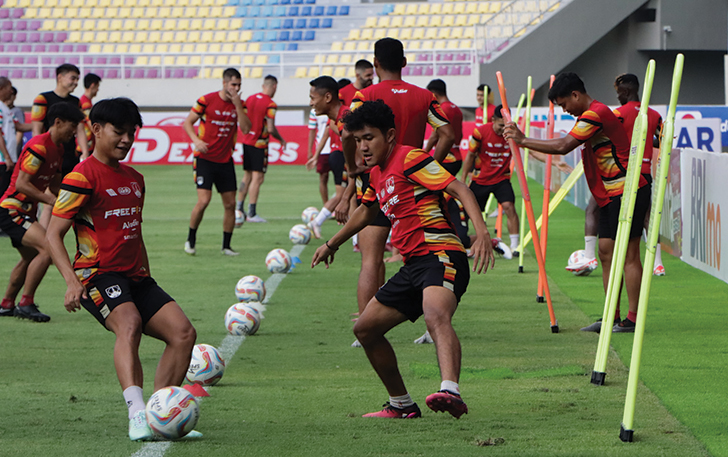 COMEBACK: Gelandang Persis Solo Zanadin Fariz (kiri) berlatih dengan Marcell Januar di Stadion Manahan, belum lama ini.