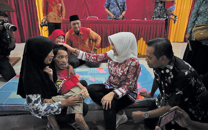 BERI PERHATIAN: Bupati Klaten Sri Mulyani berbincang dengan warga penyandang disabilitas, Rizki Nur Andrian di Desa Bowan, Kecamatan Delanggu, kemarin (20/9).