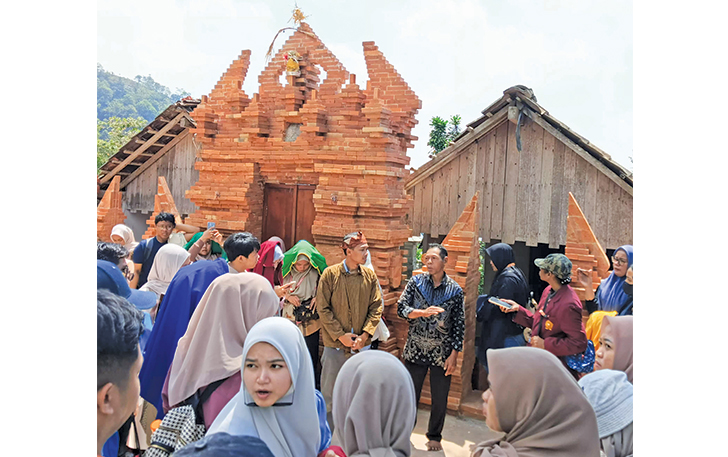OUTING CLASS: Kunjungan mahasiswa PMM UMS di Desa Kemuning, Kecamatan Ngargoyoso, Karanganyar, Sabtu (16/9).