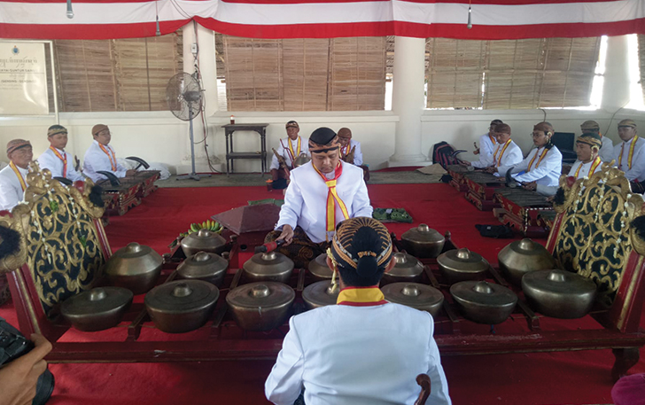 DIMULAI: Upacara adat Miyos Gangsa Keraton Kasunananan Surakarta yang dihelat di Masjid Agung, Kamis (21/9) siang dimulai dengan memainkan gamelan milik keraton.