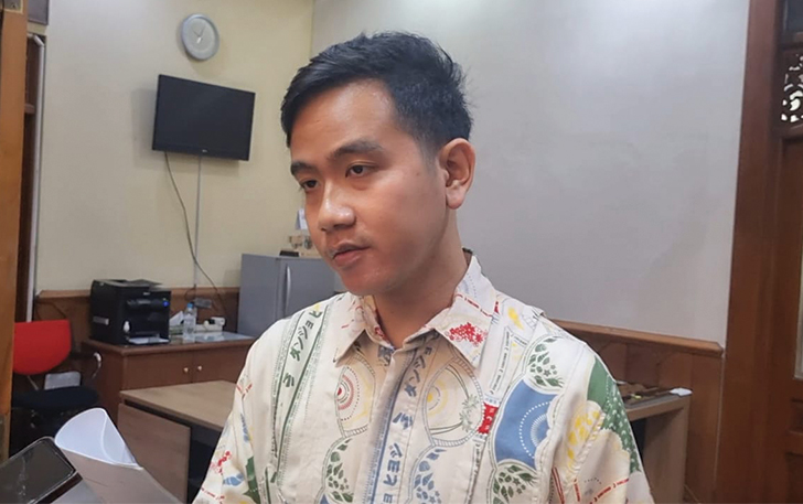 Wali Kota Surakarta Gibran Rakabuming Raka saat memberikan keterangan kepada awak media.