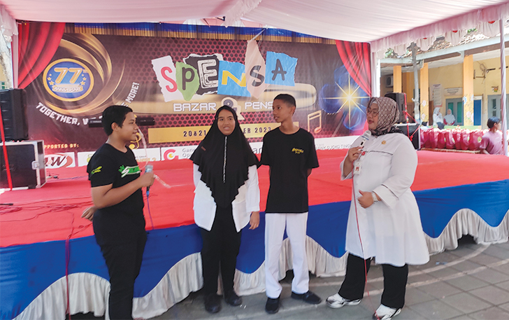 PERNGATI HUT: Bupati Sragen Kusdinar Untung Yuni Sukowati memberi motivasi siswa SMP N 1 Sragen, kemarin (20/9).