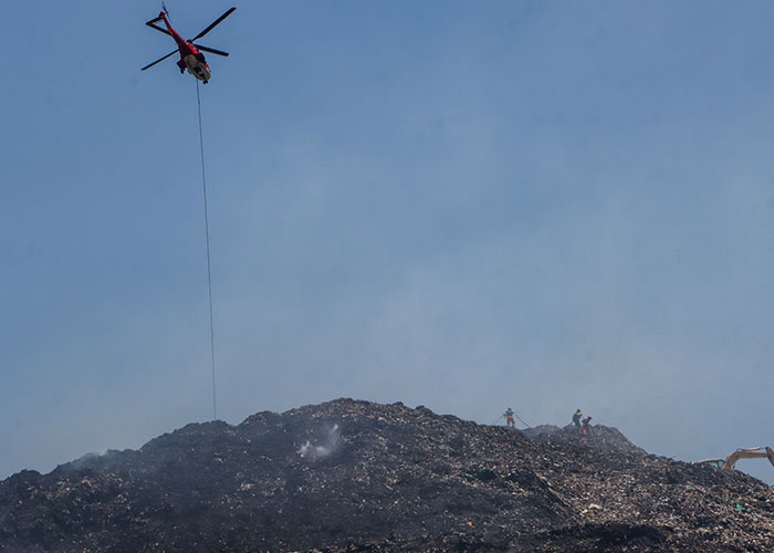 Upaya pemadaman bencana kebakaran di TPA Putri Cempo&nbsp;dari darat lewat penyemprotan manual armada damkar dan dari udara lewat water bombing, terus dilakukan, Kamis (21/9).&nbsp;