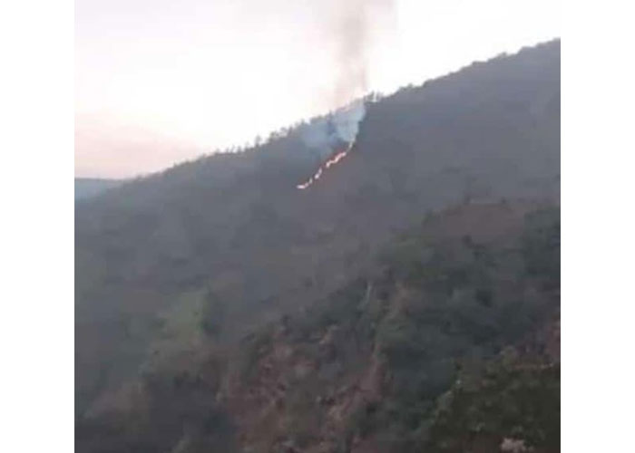 Titik api dan asap terlihat dari hutan Gunung Merbabu, Kamis (21/9).