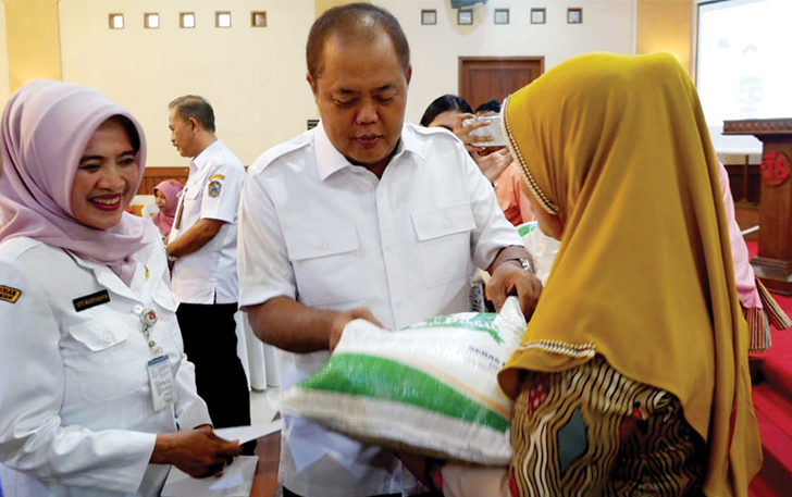 CEGAH PACEKLIK: Bupati Karanganyar Juliyatmono memberikan bantuan program cadangan beras kepada warga miskin kemarin (20/9).