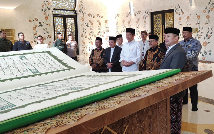 Presiden Joko Widodo hibahkan Alquran jumbo ke Masjid Raya Sheikh Zayed Solo, Kamis (21/9) pagi. Alquran berukuran 3 x 2 meter itu diklaim sebagai Alquran paling besar di dunia.&nbsp;