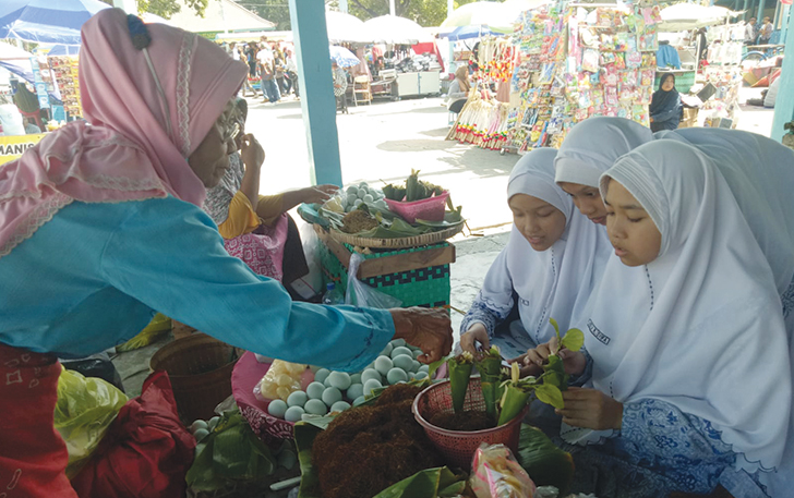 Upacara adat Miyos Gangsa juga sebagai sarana edukasi sejarah dan budaya, Madrasah Tsanawiyah Nahdlatul Muslimat Surakarta mengajak 75 anak didiknya untuk menyaksikan upacara adat itu.