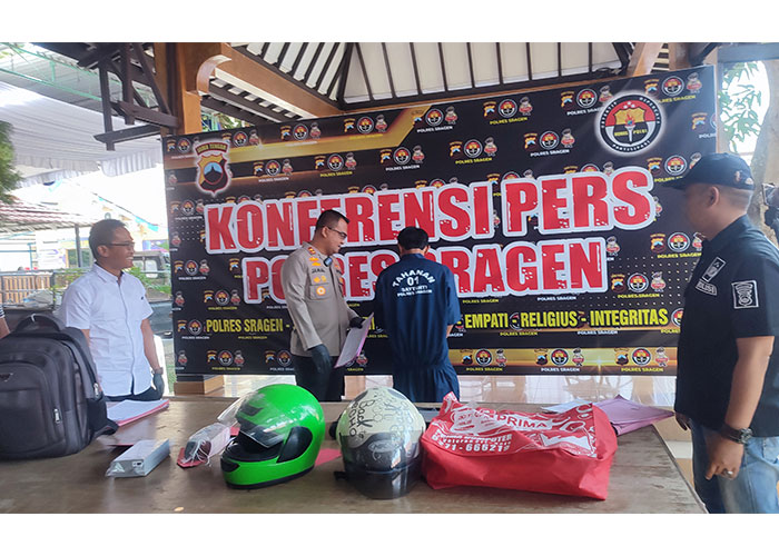 Kapolres Sragen AKBP Jamal Alam menghadirkan pelaku pencurian uang ATM milik anggota DPRD Sragen, beserta barang bukti.