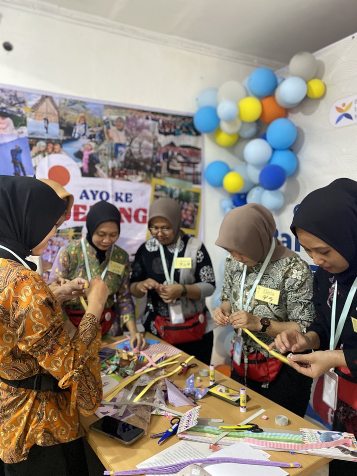 Seni melipat origami bersama kandidat LPK Bahana Inspirasi Muda Solo.