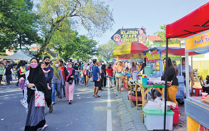 DILIBURKAN: Kegiatan Car Free Day (CFD) yang digelar setiap minggunya di Jalan Mayor Kusmanto, Kecamatan Klaten Tengah.