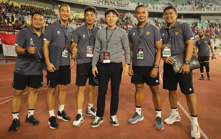 ACUNGI JEMPOL: Haryanto &ldquo;Tommy&rdquo; Prasetyo (paling kiri) bersama Shin Tae-yoong.