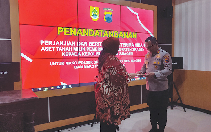 SINERGI: Bupati Sragen Kusdinar Untung Yuni bersama Kapolres Sragen AKBP Jamal Alam tanda tangani proses hibah aset pemkab ke polres, kemarin (21/9).