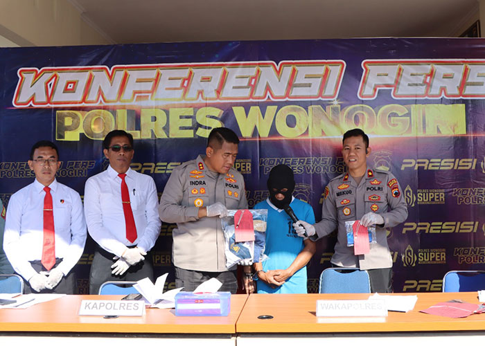 Kapolres Wonogiri AKBP Andi Muhammad Indra Waspada Amirullah menanyai MU, oknum guru SMP swasta di Wonogiri yang melakukan pencabulan terhadap muridnya, Jumat (22/9).