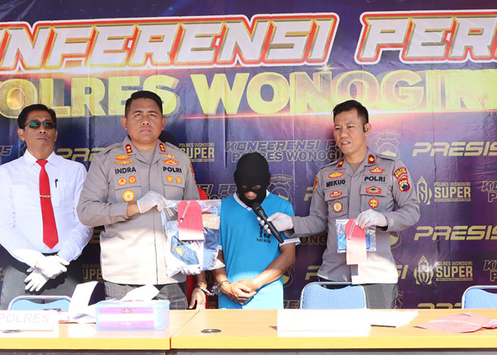 MU, oknum guru SMP swasta yang cabuli muridnya, saat dihadirkan di Mapolres Wonogiri, Jumat (22/9).