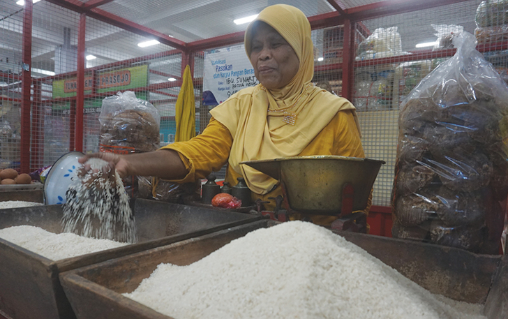 MELAMBUNG TINGGI: Salah satu pedagang beras yang ada di Pasar Gedhe Klaten, Kelurahan Kabupaten, Kecamatan Klaten Tengah, Kamis (21/9).