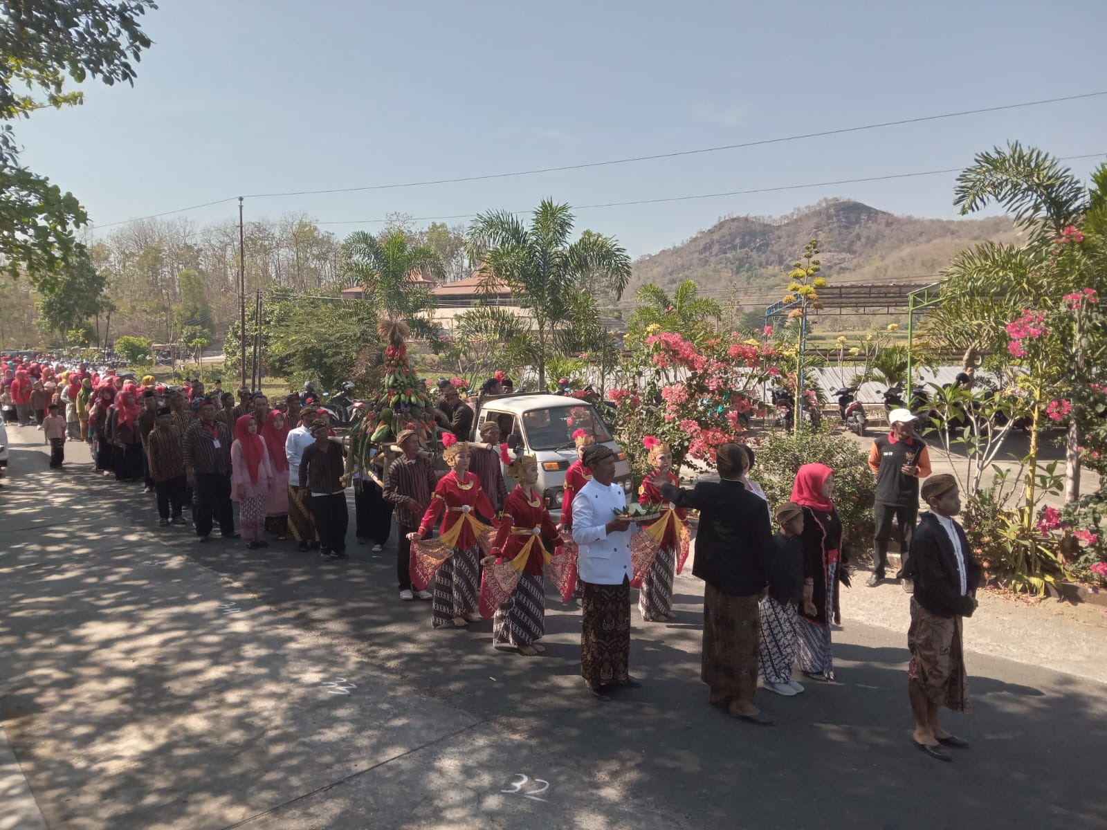 Kirab tumpeng launching Desa Wisata Jangglengan Kampung Bengawan.