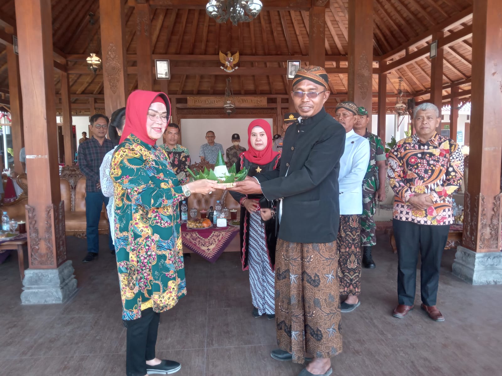 Bupati Sukoharjo Etik Suryani (kiri) menerima tumpeng dari Kepala Desa Jangglengan Sutoyo dalam launching Desa Wisata di balai desa setempat, Sabtu (23/9/2023).