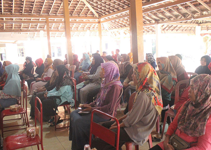 Peserta sekolah perempuan antusias mendengarkan pemaparan DP2KBP3A.