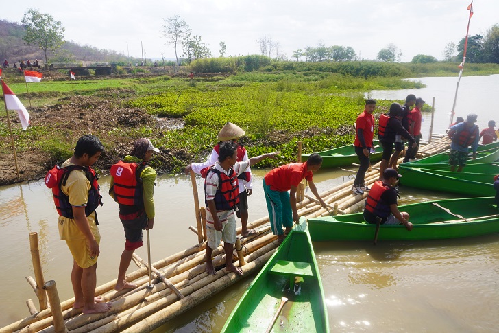 Sabar Gorku, legenda olahraga gunung dan panjat tebing (dua dari kiri) bersiap naik ke kano untuk adu cepat dalam launching Desa Wisata di Desa Jangglengan, Nguter, Sukoharjo, Sabtu (23/9/2023)