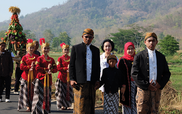MERIAH: Kirab gunungan saat launching desa wisata Janglengan Kampung Bengawan, Kecamatan Nguter, Sabtu (23/9).