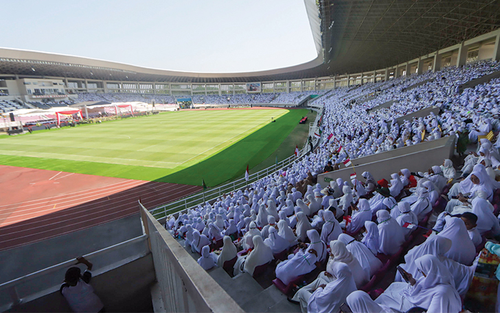 RAJUT SILATURAHMI: Warga MTA dari berbagai daerah di Indonesia memadati tribun Stadion Manahan dan luar stadion dalam Silatnas 4 MTA, Minggu kemarin (24/9)