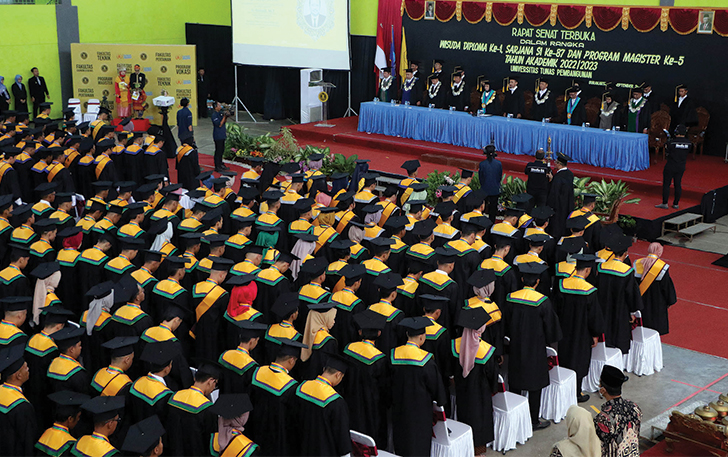 GENERASI UNGGUL: UTP Surakarta meluluskan lima mahasiswa dari Prodi D3 Teknologi Pemeliharaan Pesawat (TPP) Angkatan pertama di GOR Plesungan Karanganyar, Sabtu (23/9).