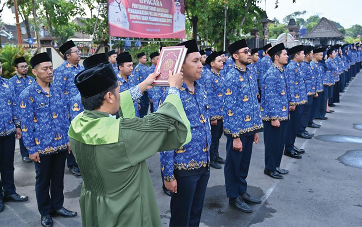 ABDI NEGARA: Pengambilan sumpah dan janji pegawai negeri sipil (PNS) di Lingkungan Pemerintah Kabupaten Sukoharjo di halaman Sekretariat Daerah, Rabu (15/3).