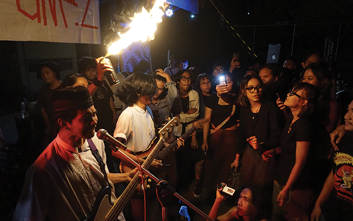 Penampilan salah satu band dalam ajang Ultimatum Vol 02 yang digelar UKM ISI Surakarta di lapangan basket kampus setempat, Sabtu, (23/9).